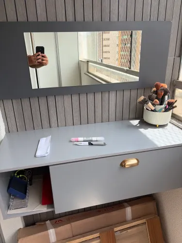 Penteadeira suspensa com espelho e gaveta nova.