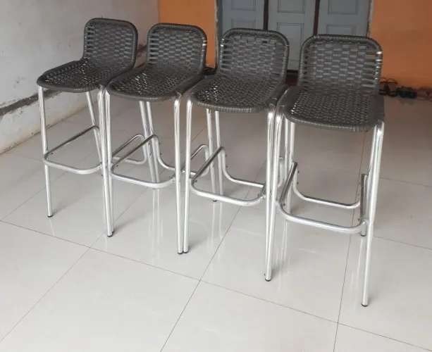KIT 4 BANQUETAS EM FIBRA SINTÉTICA, EM ALUMÍNIO, ALTA