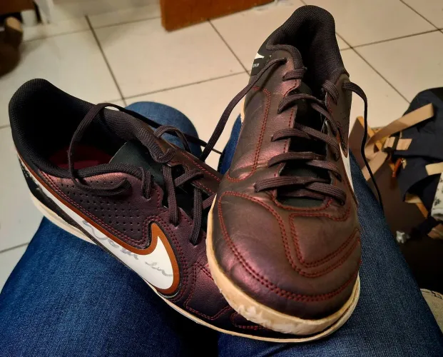Chuteira Nike tiempo semi nova autografada. Número 39