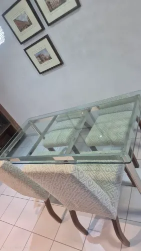 Mesa em tampo de vidro e aço inox