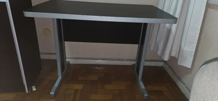 Mesa e estante escritório