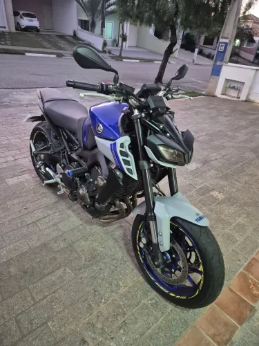 Yamaha MT-09 - 2022 (baixo km)