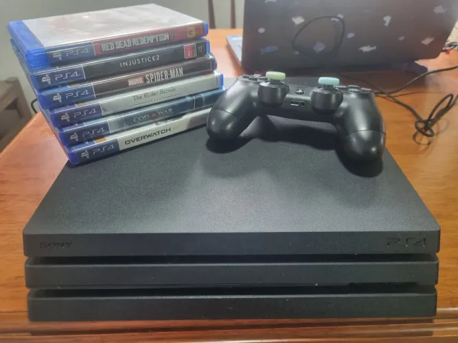 PS4 PRO DESAPEGO com 6 JOGOS E REVISADO APENAS 3 MESES DE USO