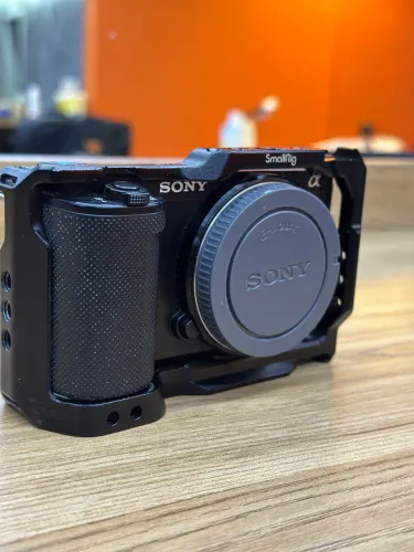 Câmera Sony ZVE-10 + Cage + 3 Baterias
