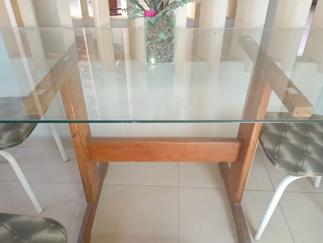 mesa de vidro com base de madeira