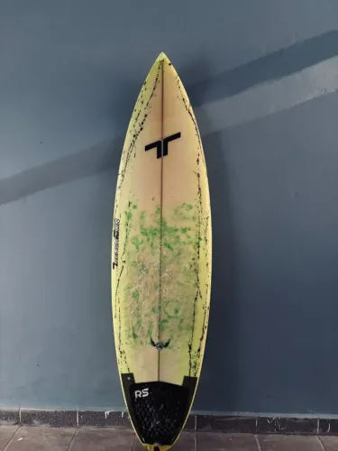 Vendo prancha de surf sem nenhum detalhe.
