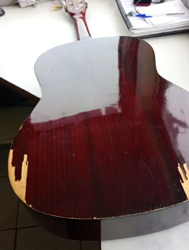 Violão usado.