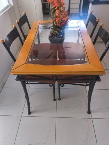 Vende.se mesa de ferro de 4 lugares com cadeiras  e mesa de centro e aparador de ferro.