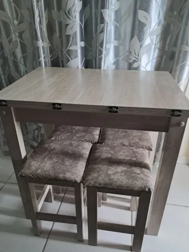 Vendo mesa com quatro banquetas estofadas
