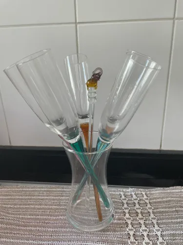 Conjunto para drinks com 5 taças longas coloridas + jarra de vidro e mexedor decorativo