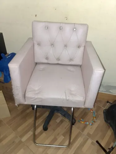 Vende-se lavatório e cadeira.