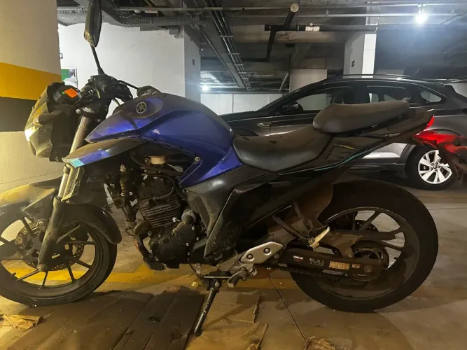 Moto com pequenas avarias