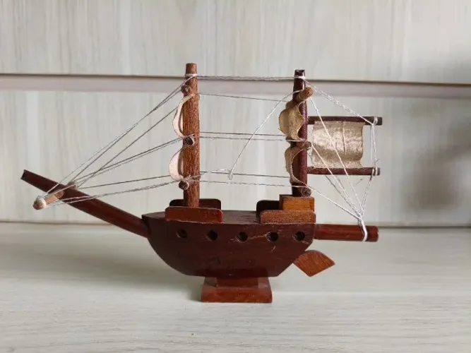Barco Antigo anos 90 Veleiro Miniatura Linda de coleção.