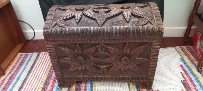 Baú talhado a mão em madeira - 60 x 40 x 60 - usado em perfeito estado