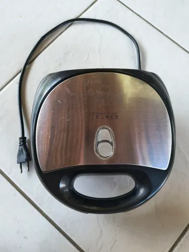 Sanduicheira e Grill Britânia Crome 2. Funcionando, mas com muitas marcas de uso