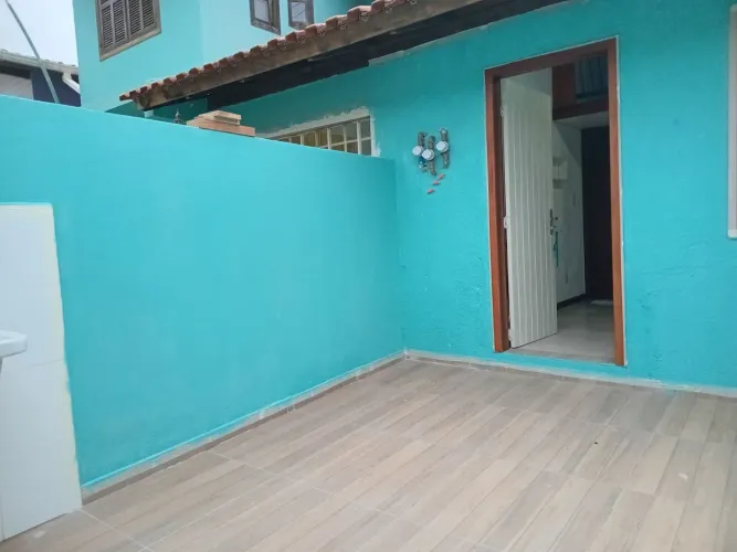 Alugo casa pqna, bem localizado.