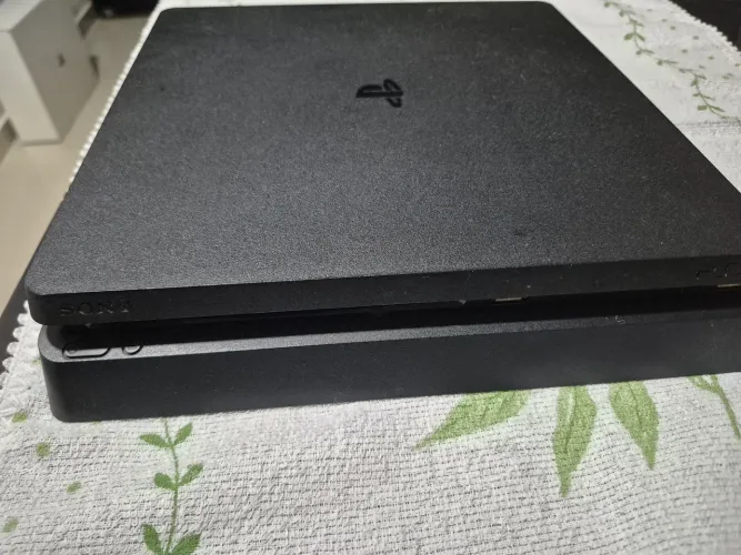 PlayStation 4 + jogos (GTA 5 - The Last of US e mais 2)