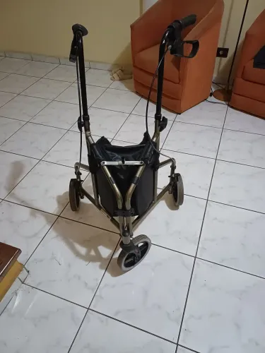 Troco por um andador de alumínio 4 pés.