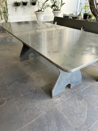 Mesa em ardósia polida com duas bancadas
