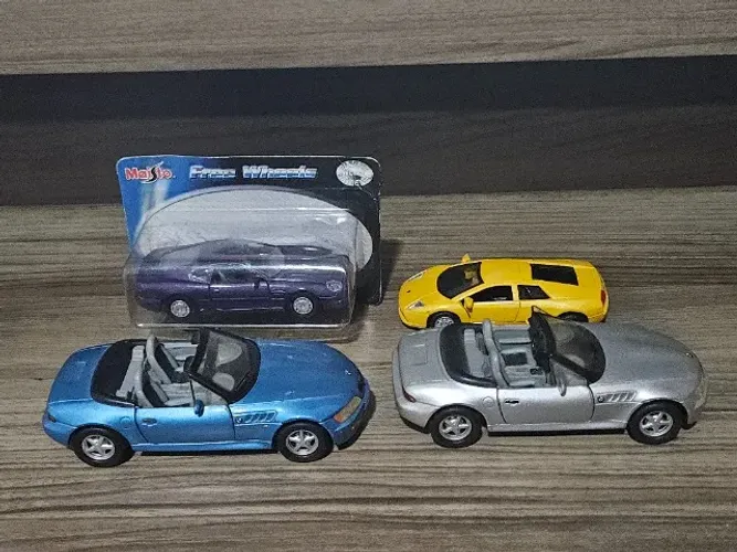 4 Miniatura de Carro Maisto Free Wheels 