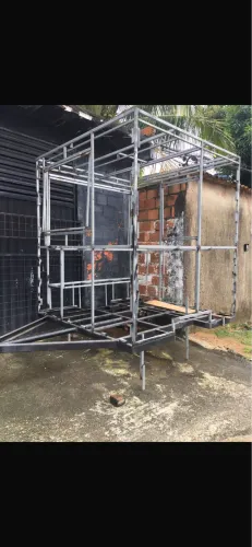 Vende se trailer 2 m x 1.70 na estrutura metálica , pronto para o revestimento