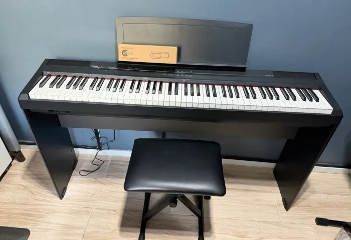 Piano Yamaha P-105 + Suporte L-85 + Pedal + Estante de partitura + Banqueta