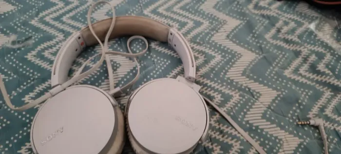 Fone de ouvido Sony com microfone e cancelamento de Ruido e fio