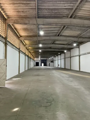 galpao com 1000 m2 com docas rampa