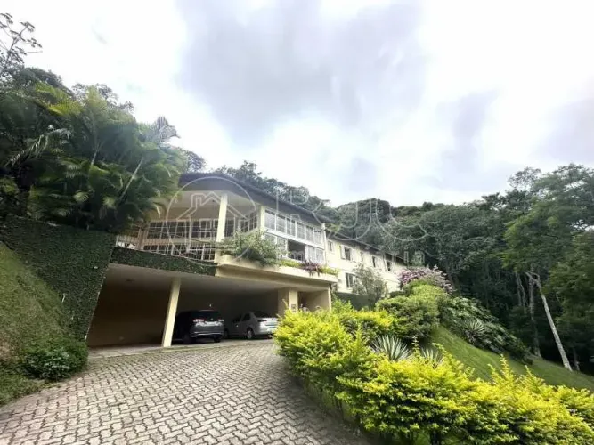 Casa de condomínio para venda possui 557 metros quadrados com 4 quartos