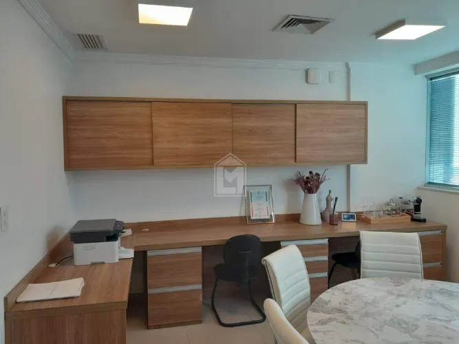 Sala Comercial na Enseada do Suá | 40m² | 1 Vaga | Recepção e Armários