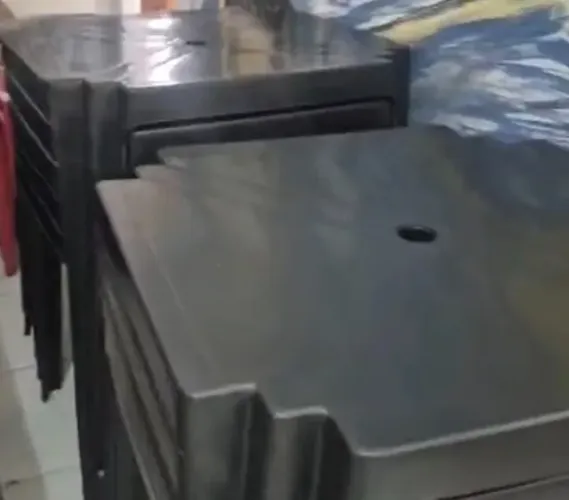 Vendo 09 mesas de plástico na cor preta