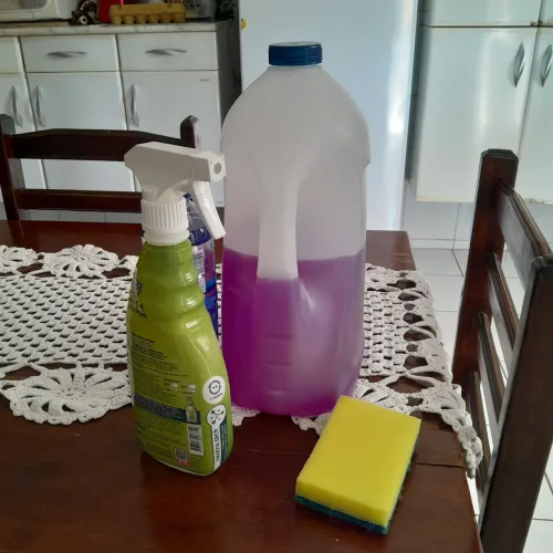 Faço faxina, bem caprichada.