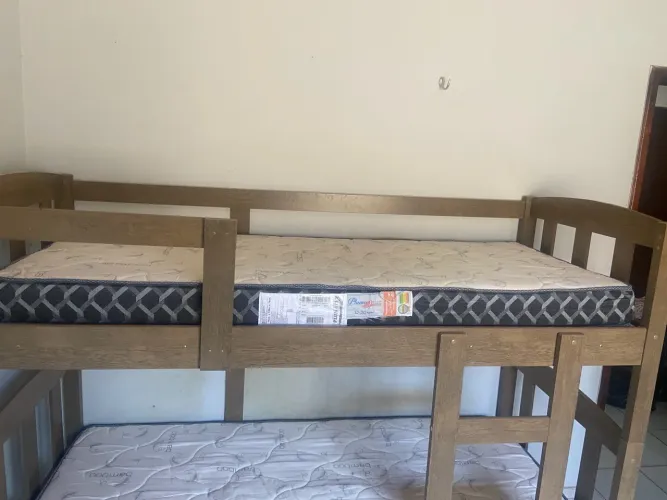 Cama beliche solteiro com colchões 