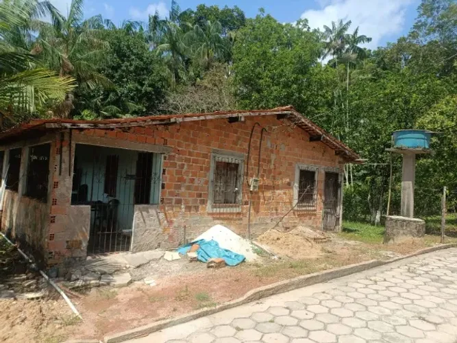 Vendo Casa em Sta Isabel no Centro ao lado da Casa pastoral da assembleia. Tel. *