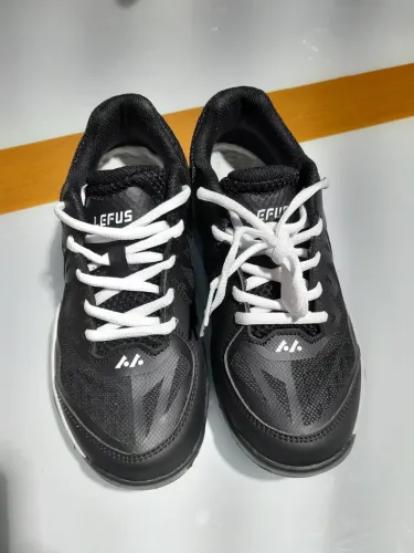 Tênis Lefus preto e branco 36 forma pequena