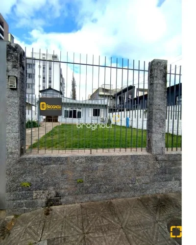 Casa à venda com 3 quartos no bairro Canto em Florianópolis-SC.