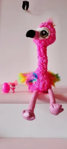 Flamingo de pelúcia que dança