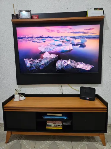 Rack Ripado 2 portas com painel para TV 55 polegadas.