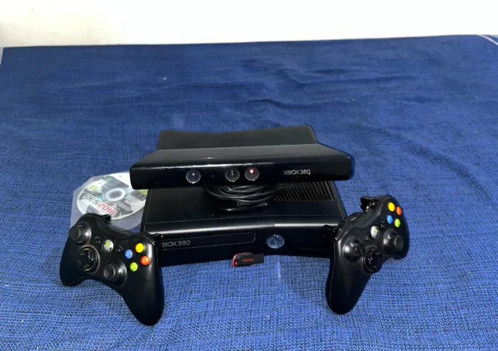 XBOX 360 COM KINECKT 2 Controles + 3 jogos