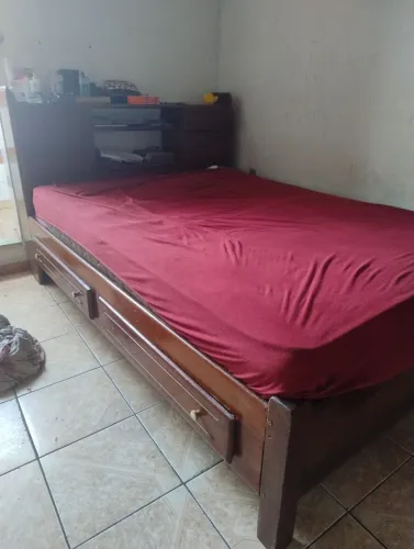 Uma cama de casal de madeira de 6 gavetas com todo colchão