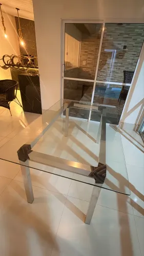 Mesa bem conservada