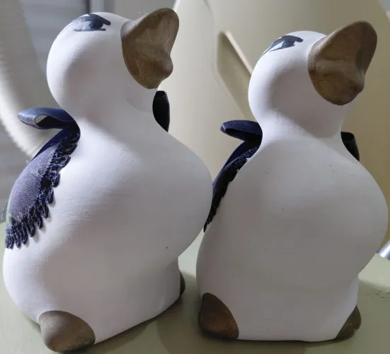 Casal de Patos Decorativos em Cerâmica com Roupinha de Tecido e Laço