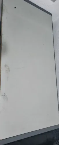 Mesa e cadeira de escritório.