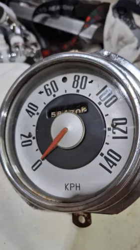 Velocimetro para auto antigo decadas de 50/60 em bom estado para restauro. Funciona tudo