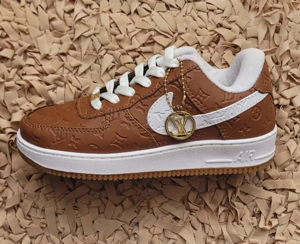 Tênis Nike LV customizado