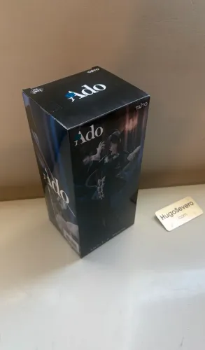 (Lacrada) Ado Oficial Universal Music Japan. Figure em Av.Paulista