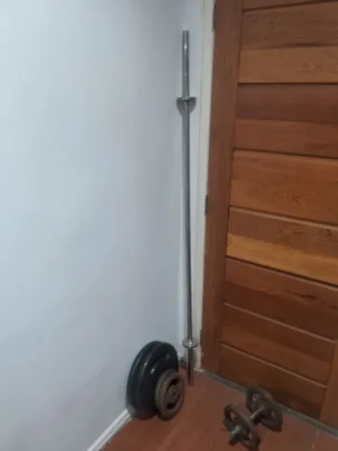 Par anilhas 20kg emborrachado e barra maciça