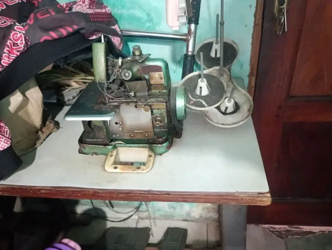 Vendo máquinas de costura!! Malhas para biquíni, maiô e etc... Linhas, fios e elásticos tb