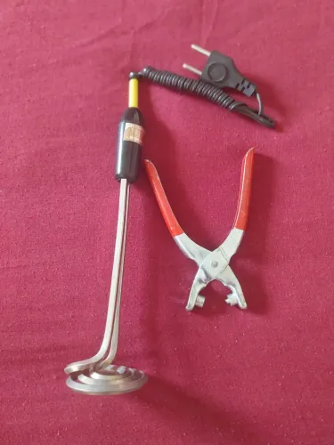 Esquentador elétrico de agua antigo e a ferramenta vintagea