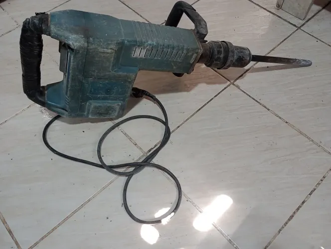 Martelo rompedor Bosch  11316 220v  10k   com um ponteiro .isso funcionando .  